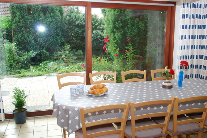 Ferienwohnung in Kellenhusen - Haus Hegen - Whg A - Esstisch mit Blick auf die Terrasse