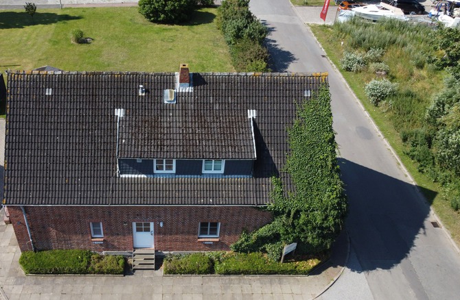 Ferienwohnung in Großenbrode - Am Kai 17 - Außen - Nordseite Stellpätze vorm Haus