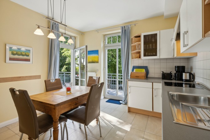 Ferienwohnung in Rerik - Haus am Meer - Essk&uuml;che mit Zugang zum Balkon