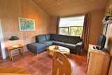 Ferienhaus in Pelzerhaken - Ferienhaus Typ B im Ferienpark AM WALDRAND - Sofa mit TV im Wohnbereich