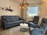 Ferienwohnung in Niendorf/Ostsee - Haus Edda FeWo Schwalbennest - Wohnzimmer mit Couch und 2 TV-Sesseln