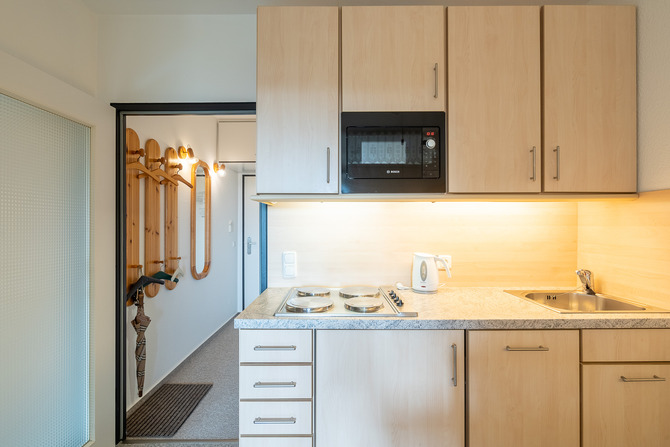 Ferienwohnung in Dahme - Haus Berolina, App. 228 Kurts - K&uuml;che mit Mikrowelle und Geschirrsp&uuml;ler